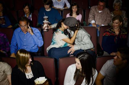 电影院亲男朋友