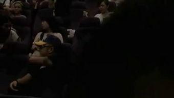 电影院亲男朋友